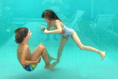 Kinderen in zwembad